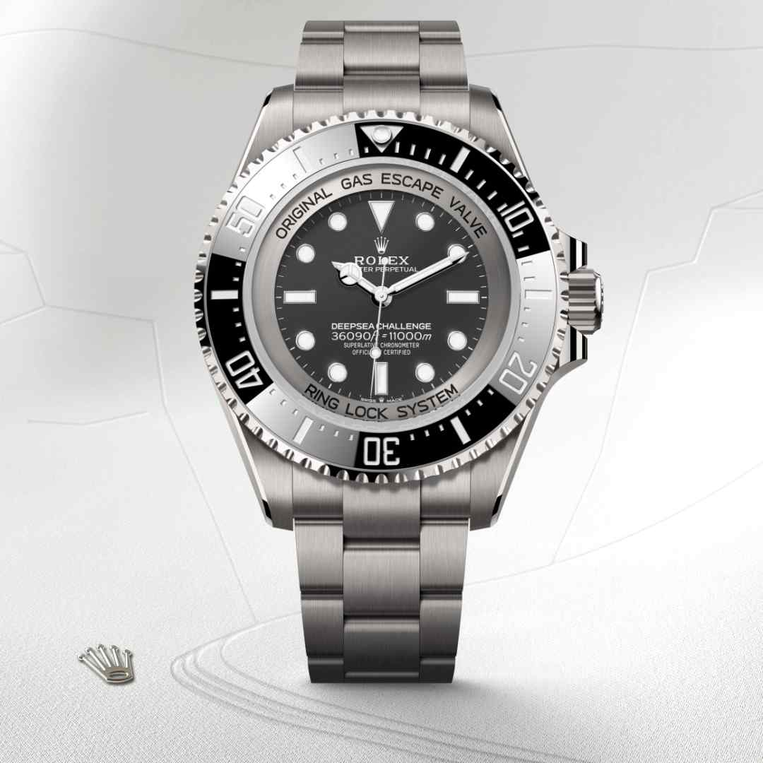 El bisel giratorio unidireccional graduado 60 minutos del Deepsea Challenge permite visualizar los tiempos de inmersión y descompresión con total seguridad. Está equipado con un disco de bisel Cerachrom negro patentado y fabricado por Rolex en una cerámica prácticamente imposible de rayar o alterar por los rayos ultravioleta. La graduación se obtiene por PVD (Physical Vapour Deposition) de una fina capa de platino. La esfera aloja grandes índices y agujas Chromalight, recubiertas de un material luminiscente de larga duración, que emite un color azul para una excelente legibilidad en la oscuridad.