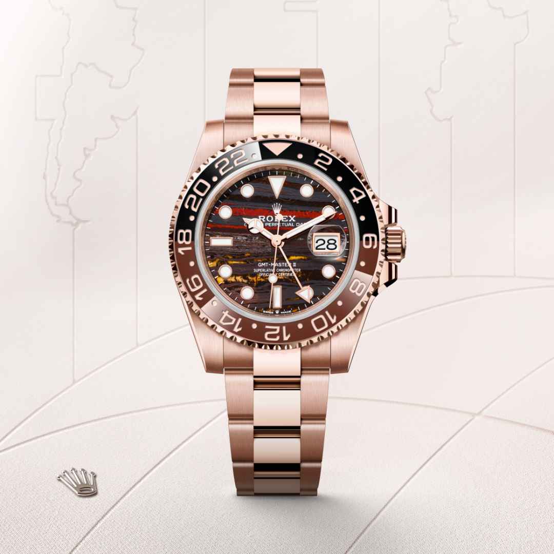 El GMT-Master II cuenta con una esfera de ojo de hierro. Esta roca metamórfica, nunca antes utilizada por Rolex en este reloj, se distingue por la riqueza de su textura. Compuesta por tres minerales —ojo de tigre, jaspe rojo y hematita plateada—, esta piedra arroja reflejos dorados y anaranjados que un cuidado trabajo de selección y montaje ha permitido armonizar con los tonos de la caja y el brazalete.