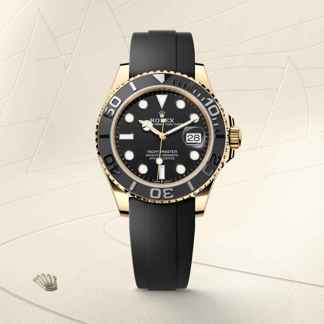 El nuevo brazalete Oysterflex del Yacht‑Master, desarrollado por Rolex y patentado, ofrece una alternativa deportiva a los brazaletes metálicos. La unión entre la caja y el cierre de seguridad Oysterlock está completamente asegurada por una lámina metálica de una aleación de titanio y níquel, lo que garantiza una gran flexibilidad. La lámina está sobremoldeada con un elastómero negro de alto rendimiento que resiste particularmente bien a las agresiones ambientales, posee una gran duración y es totalmente inocuo para el usuario. Para aumentar la comodidad, la cara interna del brazalete Oysterflex está provista de un sistema patentado de «cojines» laterales que estabilizan el reloj en la muñeca. Este brazalete está equipado con un cierre de seguridad Oysterlock en oro amarillo de 18 quilates. Dispone asimismo del sistema de extensión Rolex Glidelock, desarrollado por la marca y patentado. Este ingenioso mecanismo de cremallera, integrado en el cierre, permite un ajuste preciso —sin necesidad de herramientas— de la longitud del brazalete de unos 15 mm en incrementos de aproximadamente 2,5 mm.