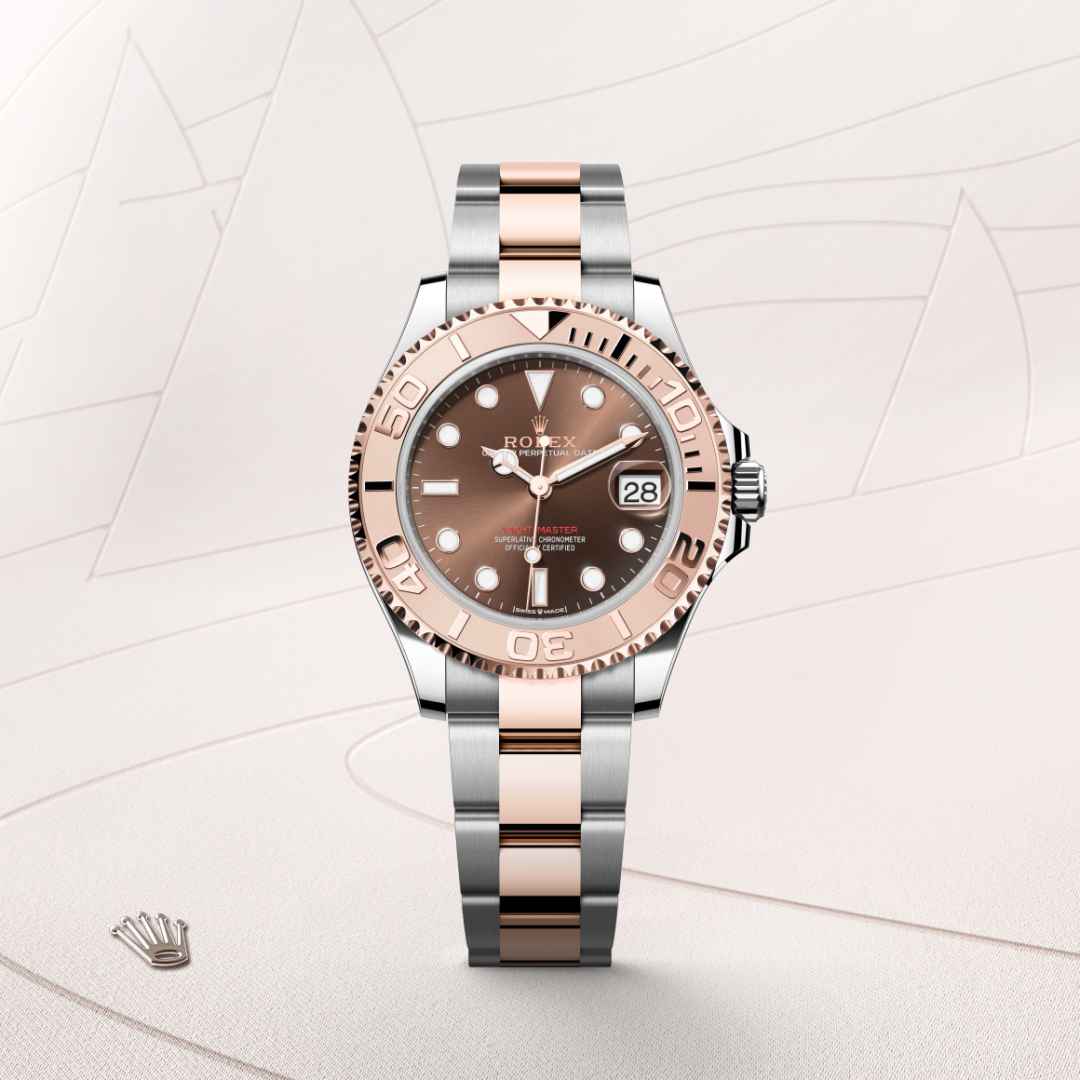 El bisel giratorio bidireccional graduado 60 minutos en relieve del Yacht‑Master está realizado íntegramente en metal precioso —oro Everose o platino— o dotado de un disco Cerachrom de cerámica de alta tecnología, según el modelo. Los números y graduaciones pulidos en relieve destacan claramente en el fondo mate pulido con chorro de arena. Este bisel funcional, que permite calcular, por ejemplo, el tiempo de navegación entre dos boyas, es además un componente clave de la distintiva identidad visual de este modelo.