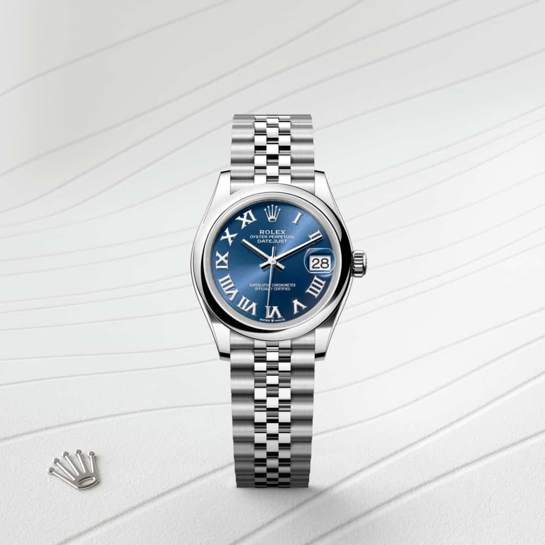 El acabado tipo sol crea delicados reflejos de luz en muchas esferas de la colección Oyster Perpetual. Se obtiene utilizando técnicas magistrales de cepillado que crean surcos que salen del centro de la esfera. La luz se difunde constantemente a lo largo de cada grabado, creando un sutil brillo característico que se mueve según la posición de la muñeca. Una vez completado el acabado tipo sol, el color de la esfera se aplica mediante PVD (Physical Vapour Deposition) o galvanoplastia. Una ligera capa de barniz le da a la esfera su aspecto final. 