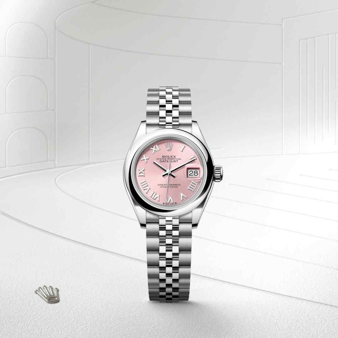 El acabado tipo sol crea delicados reflejos de luz en muchas esferas de la colección Oyster Perpetual. Se obtiene utilizando técnicas magistrales de cepillado que crean surcos que salen del centro de la esfera. La luz se difunde constantemente a lo largo de cada grabado, creando un sutil brillo característico que se mueve según la posición de la muñeca. Una vez completado el acabado tipo sol, el color de la esfera se aplica mediante PVD (Physical Vapour Deposition) o galvanoplastia. Una ligera capa de barniz le da a la esfera su aspecto final. 