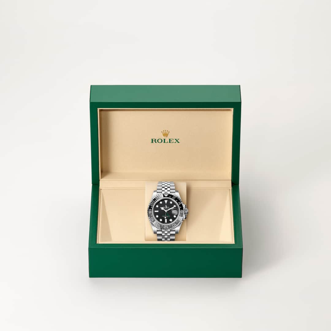 En la esfera lacada negra, destaca el color verde de la inscripción «GMT-Master II». Este color también aparece en la aguja 24 horas. 

Como todos los relojes Profesionales de Rolex, el GMT‑Master II ofrece una gran legibilidad en cualquier circunstancia, especialmente en la oscuridad, gracias a su visualización Chromalight. Sus amplias agujas y sus índices de formas simples —triángulos, círculos, rectángulos— están recubiertos de un material luminiscente de larga duración.