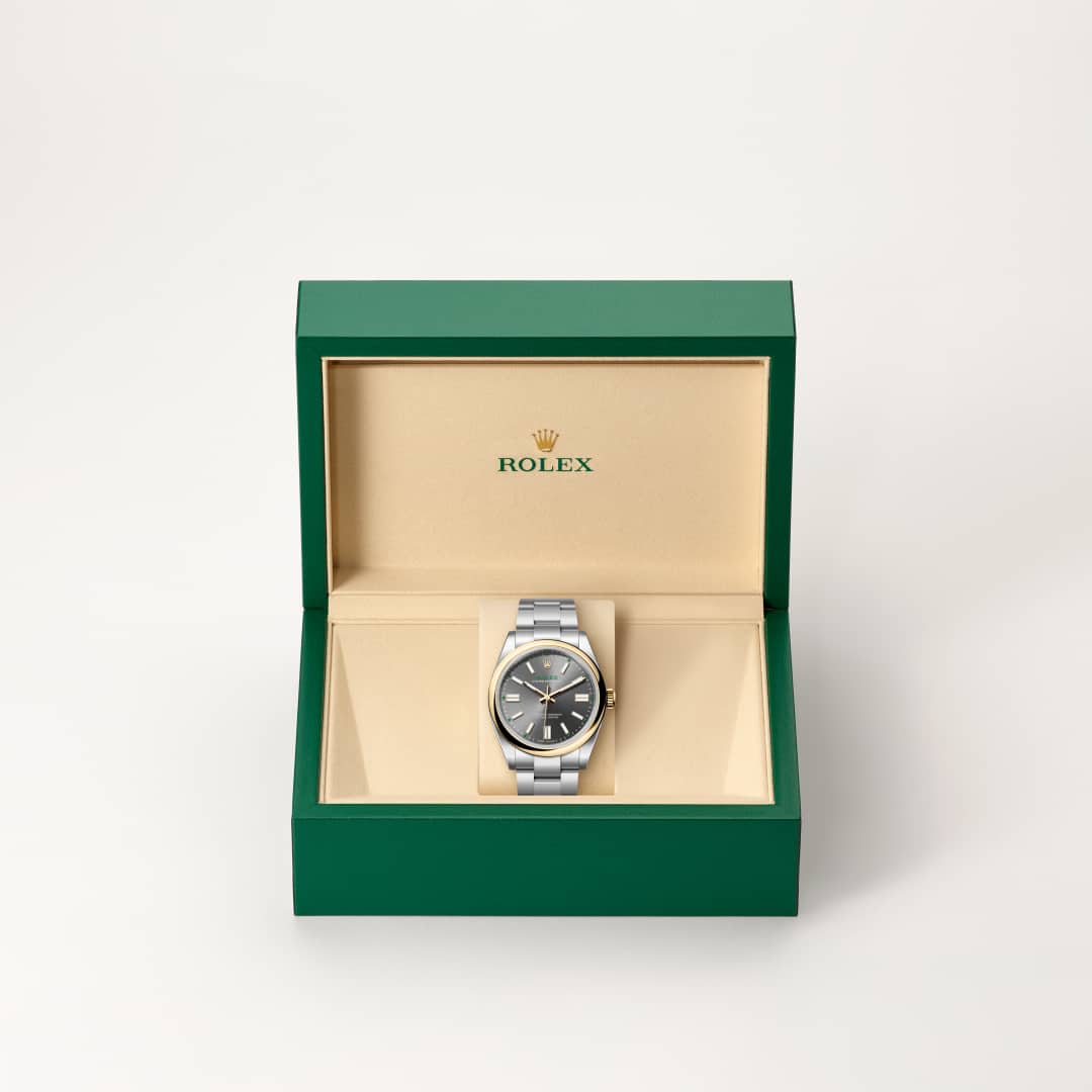 El oro es codiciado por su lustre y su nobleza. El acero afianza la fuerza y la fiabilidad. Juntos, combinan armoniosamente lo mejor de sus propiedades. Verdadera firma de Rolex, el Rolesor ha sido parte de los modelos Rolex desde principios de los años treinta y fue patentado como nombre en 1933. Es uno de los prominentes pilares de la colección Oyster Perpetual.