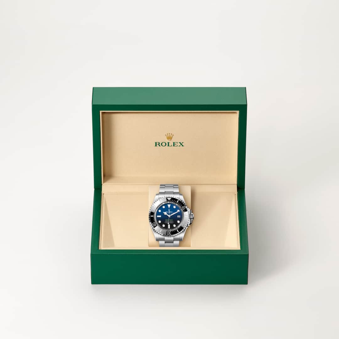 El bisel giratorio unidireccional graduado 60 minutos del Rolex Deepsea permite visualizar los tiempos de inmersión y descompresión con total seguridad. Está equipado con un disco de bisel Cerachrom negro patentado y fabricado por Rolex en una cerámica prácticamente imposible de rayar o alterar por los rayos ultravioleta. La graduación se obtiene por PVD (Physical Vapour Deposition) de una fina capa de platino. La esfera aloja grandes índices y agujas Chromalight, recubiertas de un material luminiscente de larga duración, que emite un color azul para una excelente legibilidad en la oscuridad.