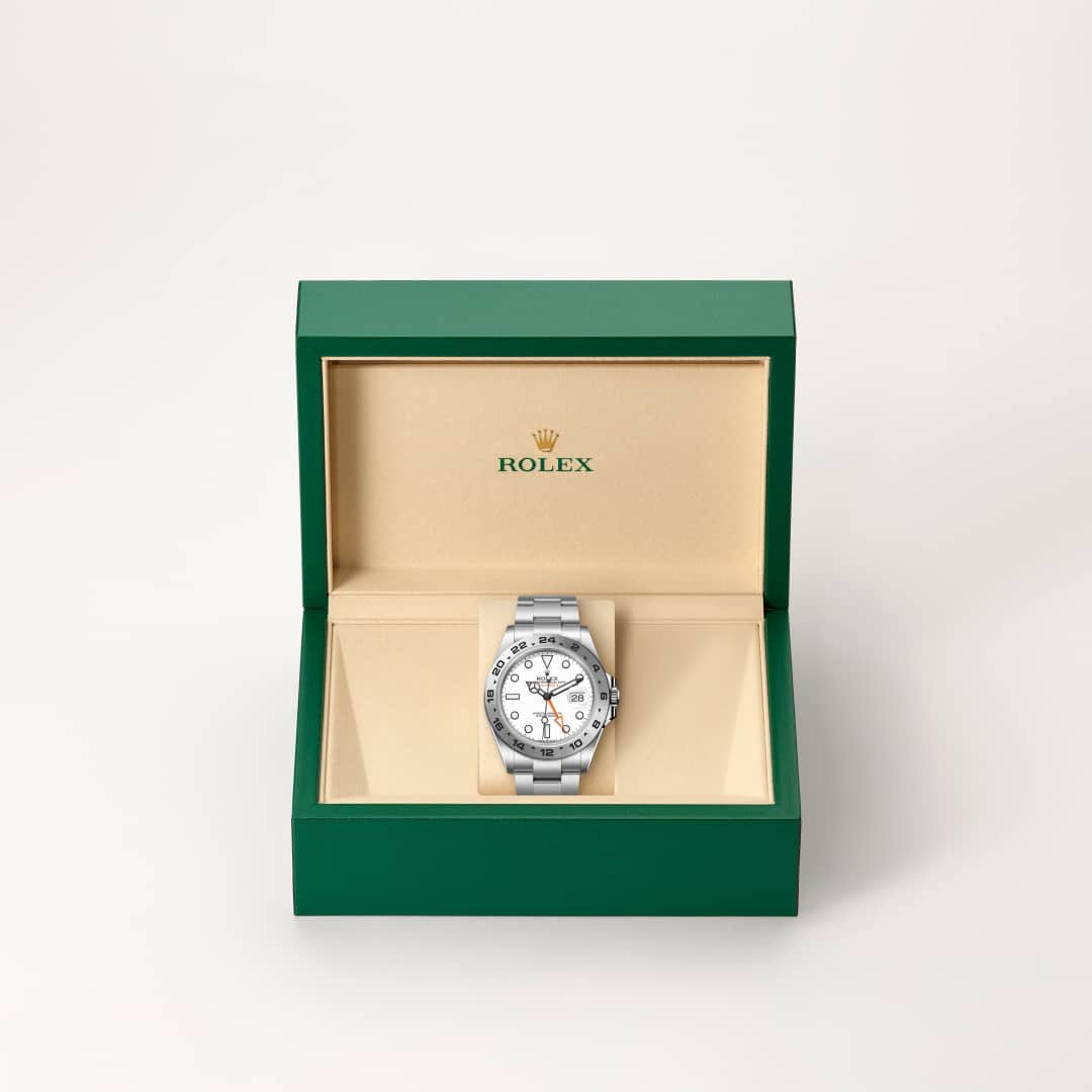 El Explorer II está equipado con la visualización de la fecha, una aguja adicional 24 horas y un bisel fijo con graduaciones 24 horas que permite distinguir las horas del día de las de la noche. Se convirtió en el reloj de espeleólogos, vulcanólogos y exploradores de las regiones polares. Sus agujas e índices presentan una visualización Chromalight de alta legibilidad con luminiscencia azul de larga duración.