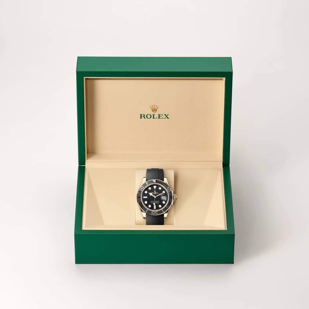 Rolex cuenta con su propia fundición, lo que le ha permitido crear aleaciones de oro de 18 quilates de la más alta calidad. Según la proporción de plata, cobre, platino o paladio, se obtienen diferentes tipos de oro de 18 quilates: amarillo, rosa o blanco. Son elaborados exclusivamente con los metales más puros y sometidos a las más meticulosas inspecciones en un laboratorio interno con tecnología puntera, antes de formar el oro y con la misma atención que se presta a la calidad. El compromiso de Rolex con la calidad empieza desde el origen.