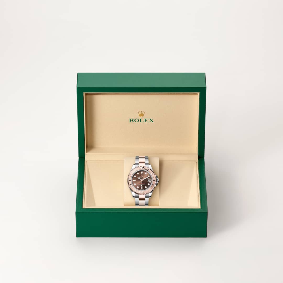 Como todos los relojes Profesionales de Rolex, el Yacht-Master 37 ofrece una gran legibilidad en cualquier circunstancia, especialmente en la oscuridad, gracias a su visualización Chromalight. Sus amplias agujas y sus índices de formas simples —triángulos, círculos, rectángulos— están recubiertos de un material luminiscente de larga duración.