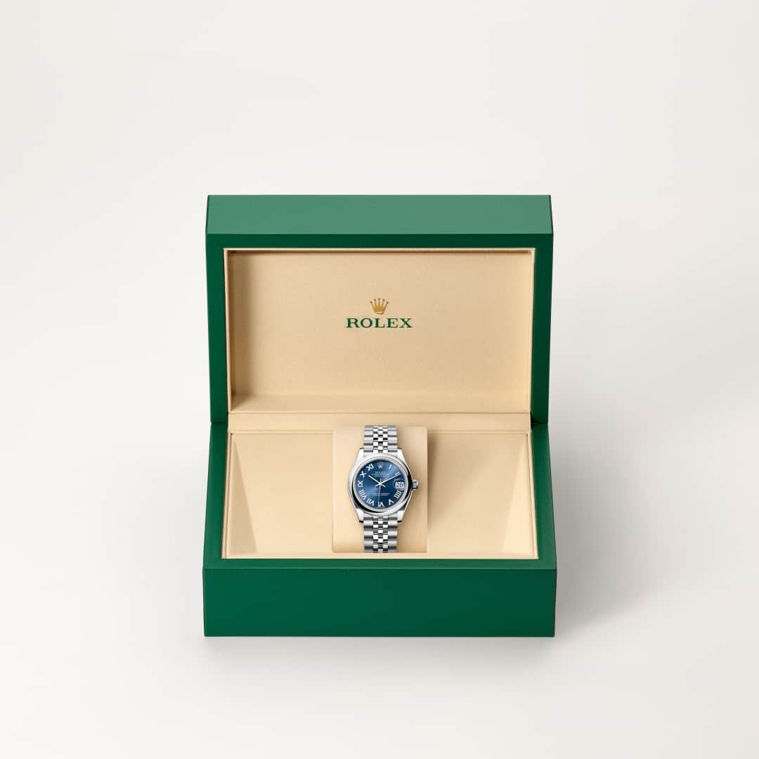 Rolex utiliza acero Oystersteel para las cajas de acero de sus relojes. Especialmente desarrollado por Rolex, el acero Oystersteel pertenece a la familia del acero 904L, las aleaciones más utilizadas en la alta tecnología y en las industrias química y aeroespacial, en las que la resistencia a la corrosión es esencial. El acero Oystersteel es extremadamente resistente, ofrece un acabado excepcional al ser pulido y conserva su belleza incluso en las condiciones más extremas.