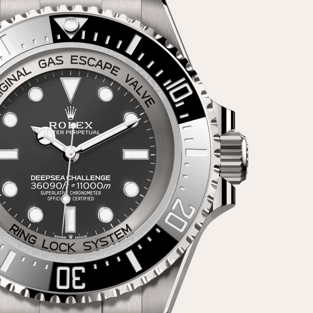 El titanio RLX, aleación de titanio grado 5 seleccionada por Rolex, se distingue por su ligereza y sus cualidades de resistencia a las deformaciones y la corrosión. Insensible a la presión reinante en los abismos, el reloj experimental que descendió con James Cameron a la fosa de las Marianas, realizado en acero 904L, planteaba un problema de portabilidad debido a su peso. El recurso del titanio RLX para la fabricación de la caja y el brazalete del Deepsea Challenge permitió aligerar el peso del reloj, que se redujo en un 30 % con respecto a la pieza experimental de James Cameron. Luce además un satinado especialmente marcado en el conjunto de la caja —a excepción de los protectores de la corona— y el brazalete. Con el fin de resaltar el contorno de las asas, los cantos superiores se han achaflanado y pulido.