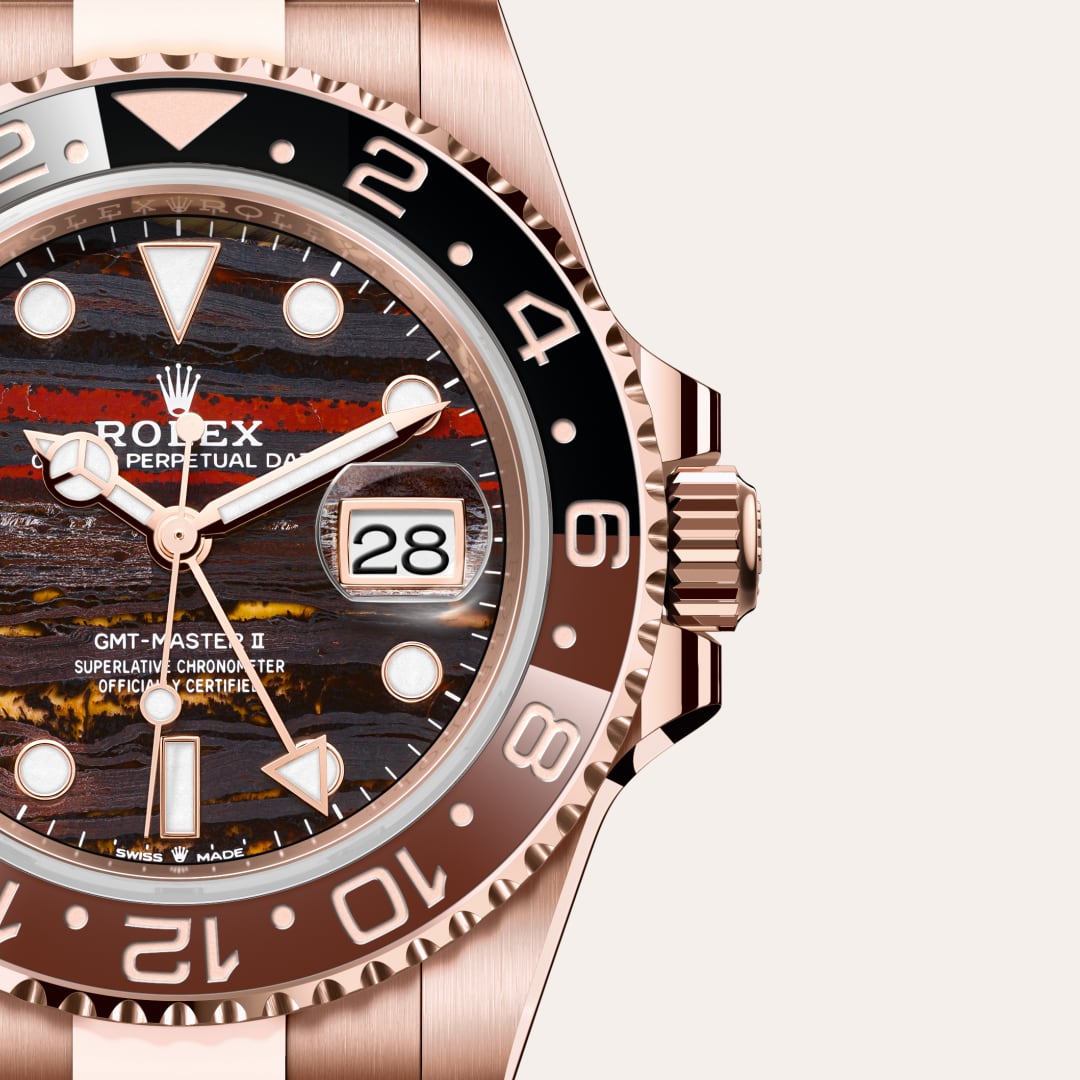 Para preservar la belleza de sus relojes de oro rosa, Rolex creó y patentó una exclusiva aleación de oro rosa de 18 quilates en su propia fundición: oro Everose. Presentado en 2005, el oro Everose de 18 quilates se emplea en todos los modelos Rolex Oyster de oro rosa.