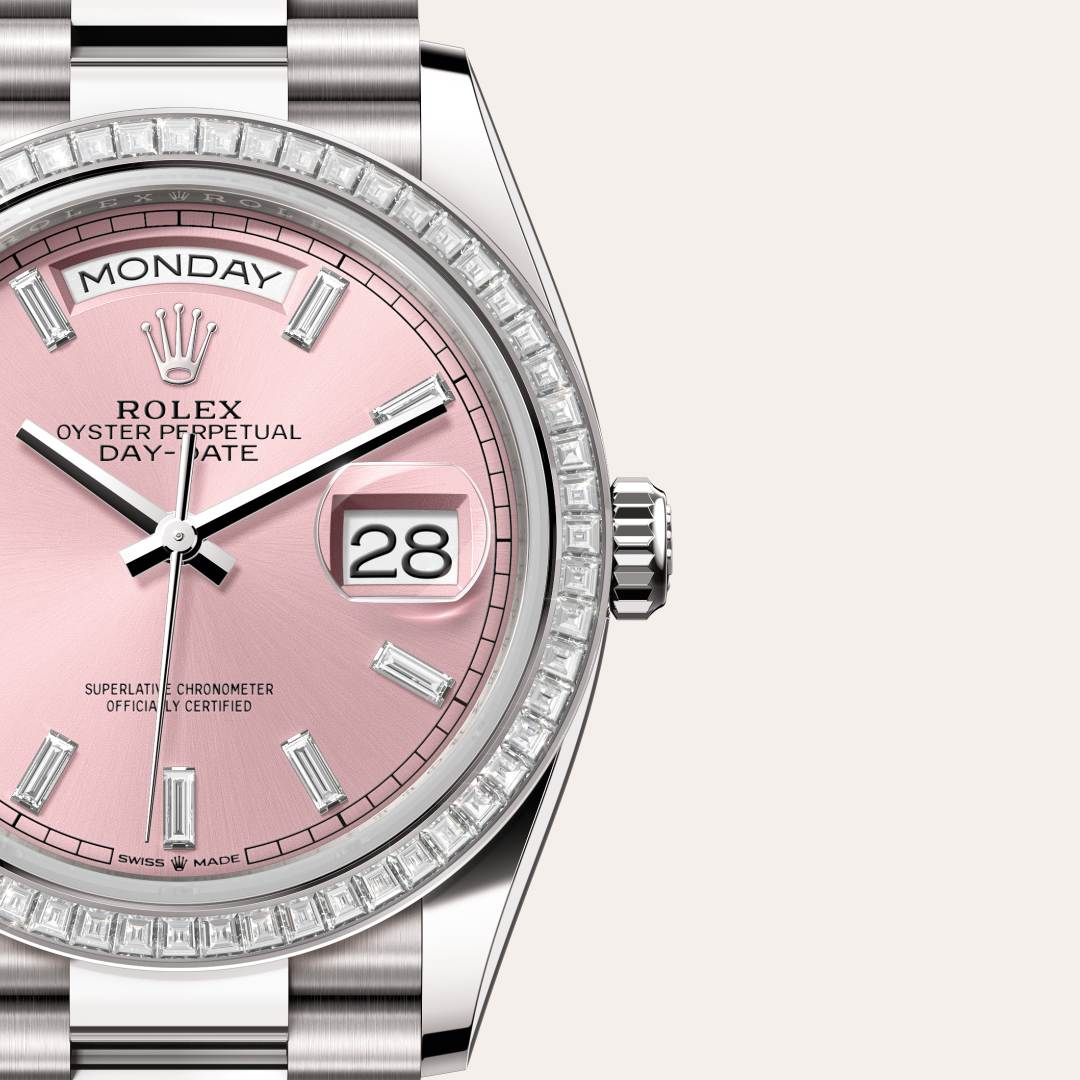 Rolex cuenta con su propia fundición, lo que le ha permitido crear aleaciones de oro de 18 quilates de la más alta calidad. Según la proporción de plata, cobre, platino o paladio, se obtienen diferentes tipos de oro de 18 quilates: amarillo, rosa o blanco. Son elaborados exclusivamente con los metales más puros y sometidos a las más meticulosas inspecciones en un laboratorio interno con tecnología puntera, antes de formar el oro y con la misma atención que se presta a la calidad. El compromiso de Rolex con la calidad empieza desde el origen.