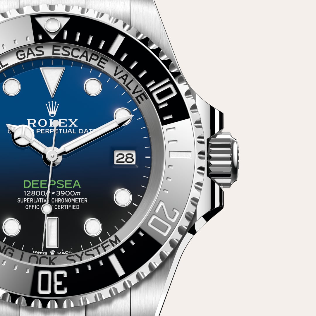 Rolex utiliza acero Oystersteel para las cajas de acero de sus relojes. Especialmente desarrollado por Rolex, el acero Oystersteel pertenece a la familia del acero 904L, las aleaciones más utilizadas en la alta tecnología y en las industrias química y aeroespacial, en las que la resistencia a la corrosión es esencial. El acero Oystersteel es extremadamente resistente, ofrece un acabado excepcional al ser pulido y conserva su belleza incluso en las condiciones más extremas.