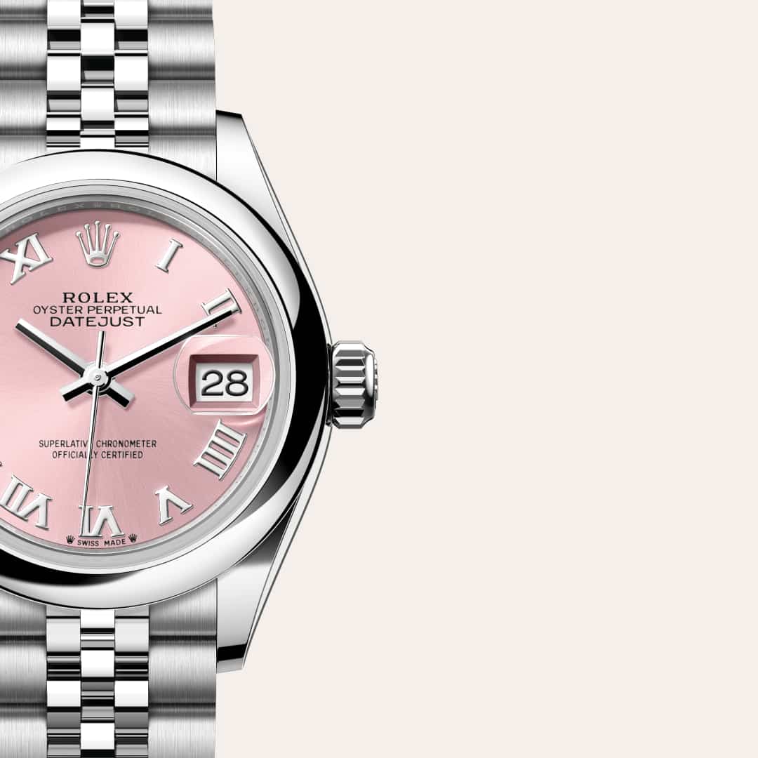 El diseño, desarrollo y producción de los brazaletes y cierres Rolex, así como las estrictas pruebas que deben superar, requieren la tecnología más avanzada. Al igual que sucede con los demás componentes del reloj, los controles estéticos realizados por nuestros expertos garantizan una belleza impecable.  El Jubilee, un brazalete fluido y confortable de eslabones de cinco elementos de metal, se creó específicamente para el lanzamiento del modelo Oyster Perpetual Datejust en 1945.