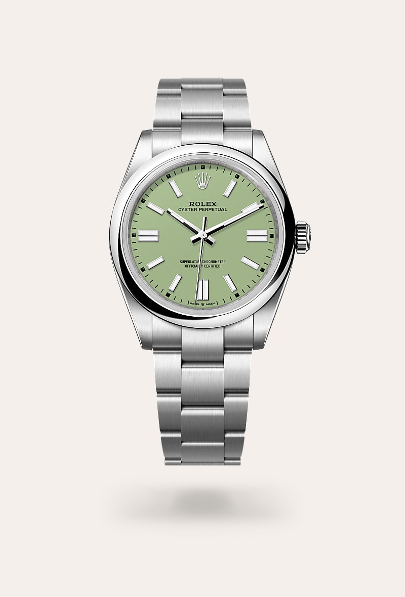 los tonos creados para la gama oyster perpetual presentan en un principio forma de laca que ha de aplicarse con precisión y de forma regular con el fin de obtener una superficie uniforme. la operación se realiza en un entorno con atmósfera controlada para evitar cualquier mota de polvo o impureza. una tras otra, seis capas de laca se depositan sobre el disco de latón que conforma la base de la esfera. a continuación se aplica un barniz antes del pulido, para conferirle al color todo su brillo y luminosidad. posteriormente se tampografían las distintas inscripciones, mientras que los índices y la corona se remachan a mano. resplandeciente e impecable, la esfera está lista entonces para su montaje sobre el movimiento durante el ensamblaje del reloj.